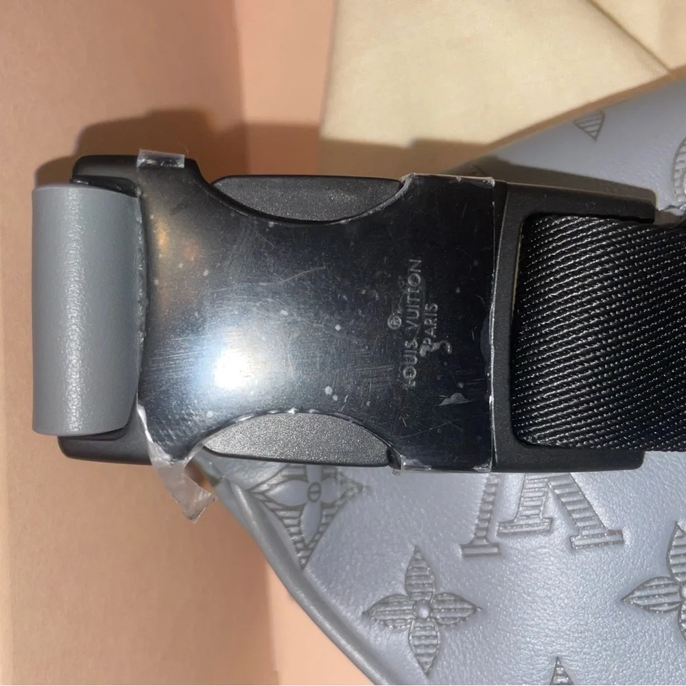 Gray Leather, Black Strap, Louis Vuitton Bumbag NEVER WORN from Louis Vuitton - Picture 4 of 10
